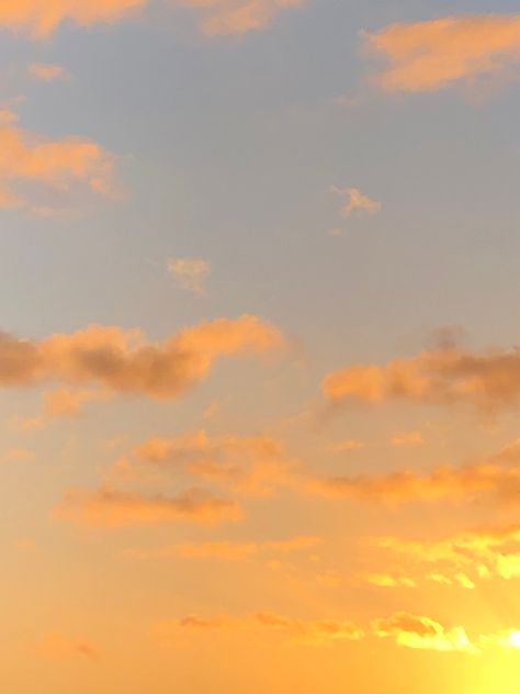 Golden Hour Background, Golden Hour Clouds, Golden Hour Sky, Golden Boy Aesthetic, Golden Hour Photoshoot, Pretty Nature Pictures, Sunrise Wallpaper, Sparkle Wallpaper, Yellow Sky