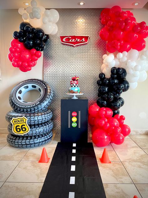 Cars Balloons Decoration, Hotwheels Party Decor, Cars Decorations Party, Cars Theme Birthday Party Decorations, Hotweels Birthday Ideas, Mcqueen Birthday Party Decoration, 2 Fast Birthday Party, Pixar Cars Birthday, Cars Birthday Party Decorations