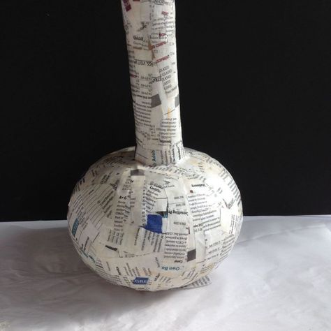 How to Make Paper Mache Vases from Balloons Paper Mache Vases, Decorative Mesh Wreaths, Making Paper Mache, Chinoiserie Vase, Last Minute Birthday Gifts, Easy Diy Decor, Globe Decor, Diy Plant Stand, Modge Podge