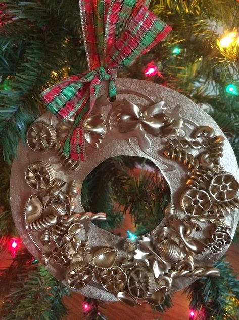 Gold Macaroni Wreath Ornament. Christmas Crafts for Kids || The Chirping Moms Macaroni Wreath Craft, Macaroni Art, Macaroni Crafts, Dry Pasta, Kindergarten Christmas, Pasta Art, Christmas Preschool, Kids Christmas Crafts, Christmas Crafts For Toddlers