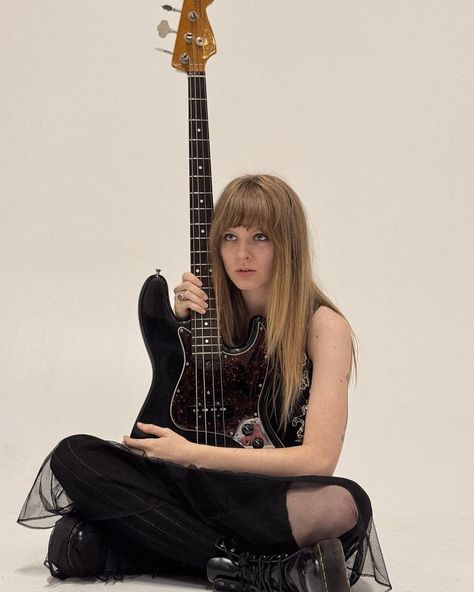 #bass #girlbass #girlbassist #melissaaufdumar #kristenpfaff #kimdeal Person Playing Bass Reference, Bass Photoshoot, Female Bassist Aesthetic, Woman Bassist, Bass Playing, Female Bassist, Someone Playing Bass Guitar, Woman Playing Bass Guitar, Kim Deal