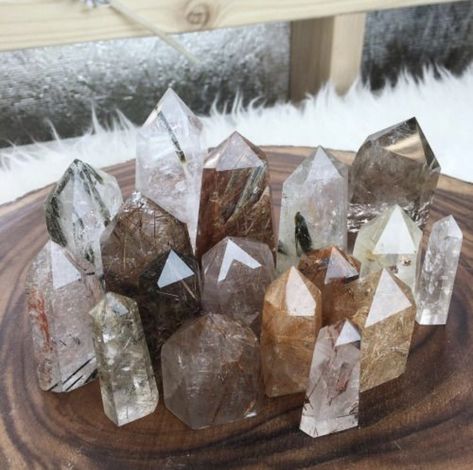 Different Types Of Crystals, Crystal Aesthetic, Types Of Crystals, Pretty Rocks, Crystal Magic, Minerals And Gemstones, Rocks And Gems, Crystal Decor, Crystal Grid