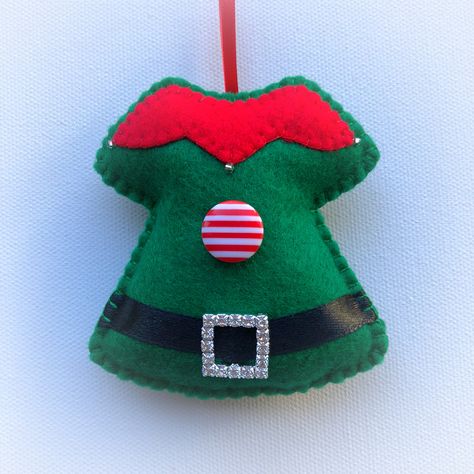 Christmas Pompom, Felt Elf, Christmas Decorations Sewing, Diy Felt Christmas Ornaments, Felt Ornaments Patterns, Elf Decorations, Christmas Badge, Baby Mobil, Felt Flowers Diy