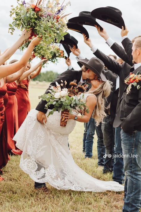 Western Bridal Party Photos, Wedding Photo Ideas Western, Western Wedding Poses, Cowboy Wedding Photos, Rustic Wedding Pictures, Western Wedding Picture Ideas, Country Wedding Photo Ideas, Western Wedding Pictures, Country Bride And Groom