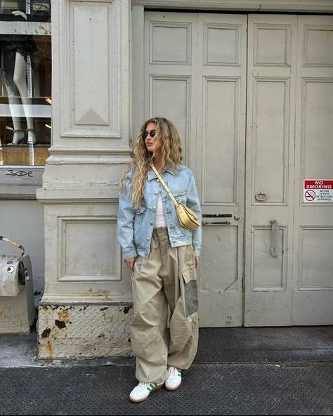 White Sneakers Outfit Spring, Stylish Cargo Pants, Cargo Pants Women Outfit, White Sneakers Outfit, Unique Cardigan, Cargo Pants Outfits, White Cargo Pants, Denim Jacket Outfit, Denim Cargo Pants