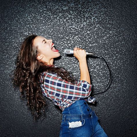 Singer Pose, Singing Photography, Singing Pose, Reference People, Girl Singing, Singing In The Car, Vocal Lessons, Woman Singing, Microphone Studio