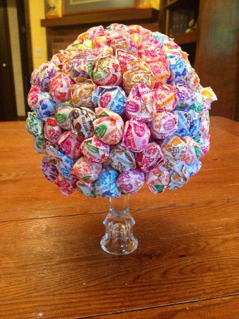 Sucker Bouquet, Diy Lollipop, Suckers Candy, Candy Centerpiece, Soccer Ideas, Sofia Party, Candy Birthday, Party Life, Candy Bouquets