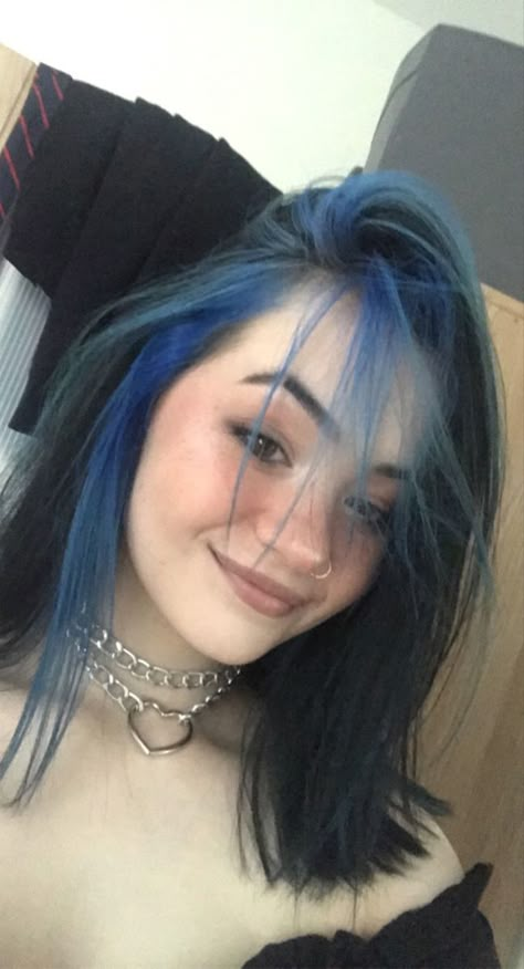 Halo Blue Hair, Dark Blue Hair Ideas, Cool Ways To Dye Your Hair, Blue Halo Hair, Blue Underdye Hair, Teal Hair Ideas, Wavy Blue Hair, Blue Hair Brown Eyes, Blue And Black Hair