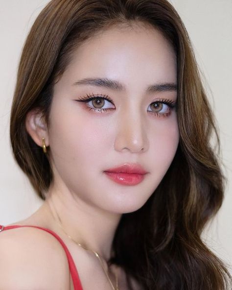 Pretty Woman Costume, Pageant Makeup, Korean Beauty Routine, Bridal Hair Down, Asian Bridal Makeup, Woman Poster, Woman Costume, Ootd Instagram, Summer Nature