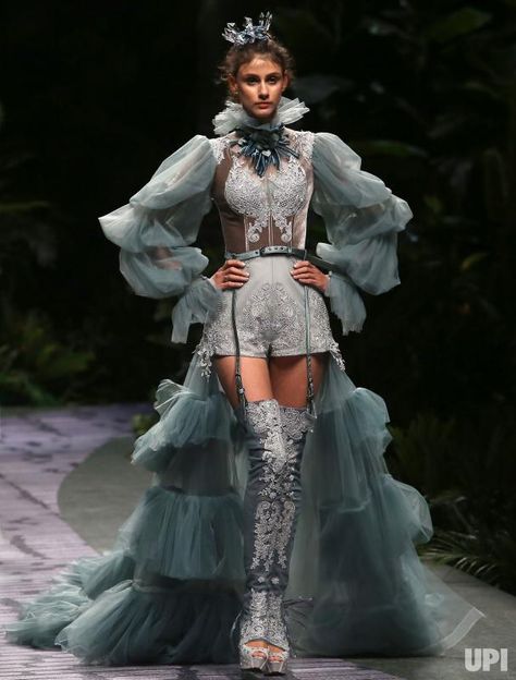 Japanese Runway Fashion, Regal Fashion, Drag Fashion, China Fashion Week, Interesting Fashion, Runway Fashion Couture, Weird Fashion, Runway Trends, Inspired Outfits