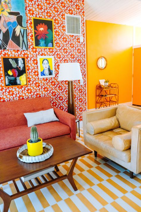 '70s interior design is still seen in home décor today. Channel your inner hippie with these retro looks that are as stylish today as they were years ago. Groovy Interior Design, Groovy Interiors, 70s Living Room Decor, Funky Bar, Vintage Maximalist Decor, 70s Living Room, Game Bar, 70s Interior Design, Funky Room