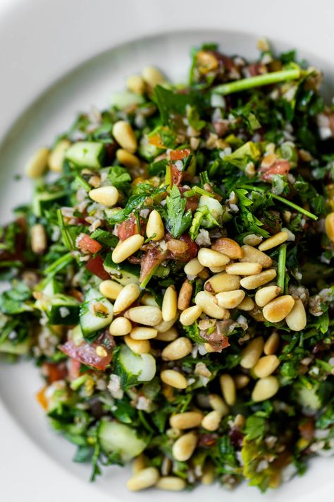 Tabbouleh: A Simple and Healthy Vegetarian Dish - Wyse Guide Wyse Guide Recipes, Hawaiian Chicken Recipes, Tabbouleh Recipe, Honey Glazed Chicken, Beet Salad Recipes, Noodle Salad Recipes, Vegetarian Salad, Simple Dressing, Side Salads