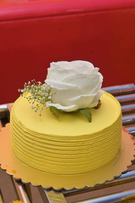 Haldi cake Mehandi Cake Design, Haldi Food Ideas, Haldi Ceremony Cake Design, Cake For Haldi Ceremony, Haldi Cake Design For Bride, Haldi Theme Cake, Haldi Cake Design, Mehandi Cake, Haldi Cake