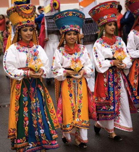 "traditional dress Ecuador" for Eucharistic Presence.   and the little hats!! Hispanic Dresses, Ecuadorian Fashion, Ecuador Clothes, Ecuadorian Clothing, Ecuador Art, Otavalo Ecuador, Costumes Around The World, Inca Empire, Cultures Around The World