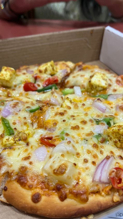 Have you ever tried cottage cheese over your pizza? Its quite famous topping in India. Indian Pizza, Paneer Pizza, Paneer Cheese, Snap Streak Ideas Easy, Best Snapchat, Latest Model Blouse Designs, Foodie Instagram, Dp For Whatsapp, Food Therapy