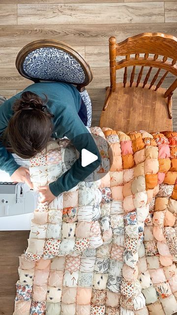 Lo & Behold Stitchery on Instagram: "The free Puff Quilt Along starts in one week (Oct. 24)! Are you joining us?? 🙋🏻‍♀️ .  #puffQAL2022 #ombrepuffquilt #loandbeholdpatterns #loisquiltcollection" Bubble Quilt Tutorial, How To Make A Puff Quilt, Puff Quilts Ideas, Puff Quilts For Beginners, Ombre Puff Quilt, Puffer Quilt, Puff Quilts, Puff Quilt Tutorial, Puff Quilt