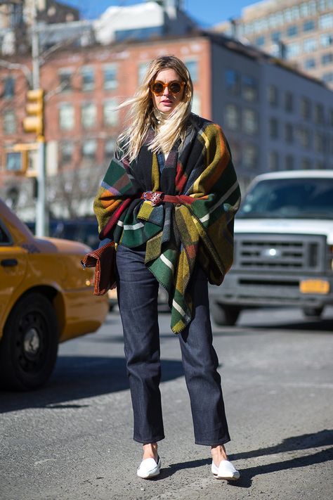 The Best New York Fashion Week Street Style: Fall 2015  - HarpersBAZAAR.com Knitted Top Outfit, Off Duty Outfits, Scarf Trends, Winter Layers, New York Fashion Week Street Style, Jeanne Damas, Nyfw Street Style, Fashion Trends Winter, Smart Trousers