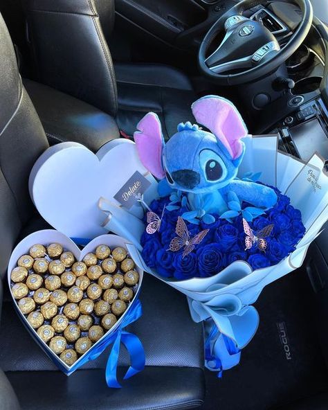 Deluxe Flowers By Ivette on Instagram: "Stitch Bouquet 😍😍💙💙 you can surprise her with this beautiful bouquet 😍😍 Dm to place your order #stitch #bouquet #houston #houstonflorist #fyp" Ribbon Bouquets, Stitch Bouquet, Bae Gift, Lilo And Stitch Toys, ليلو وستيتش, Lilo Und Stitch, Spiderman Gifts, Surprise Her, Luxury Flower Bouquets