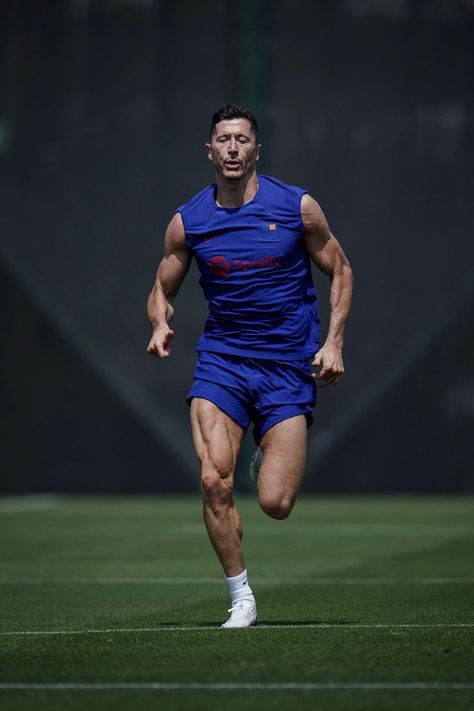 Football Tattoo, Football Icon, Cristiano Ronaldo 7, Best Friend Gifs, Soccer Boots, Robert Lewandowski, Body Weight Training, Football Boys, كريستيانو رونالدو