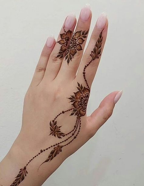 Mehndi Pic, Mehndi Designs For Eid, Henna Styles, Beautiful Mehndi Designs, Minimalist Tattoo Ideas, Henna Designs Wrist, Finger Henna Designs, Tato Henna, Henna Tattoo Hand