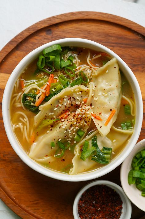 Quick Dumpling Soup Easy Dumplings, Vegetable Dumplings, Lazy Dinners, Dumpling Soup, Plant Based Soups, Beet Soup, Dumplings For Soup, Fall Dishes, Asian Soup