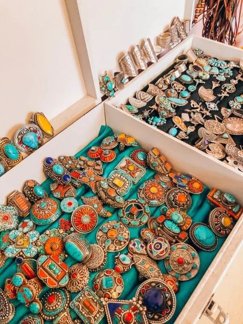 Bohemian jewelry! Where to find the best online brands to shop right now! Bohemian Jewelry Necklaces, Top Jewelry Trends, Bohemian Pictures, Bohemian Wear, Bohemian Culture, Turquoise Necklaces, Boho Looks, Boho Beads, Handmade Boho Jewelry