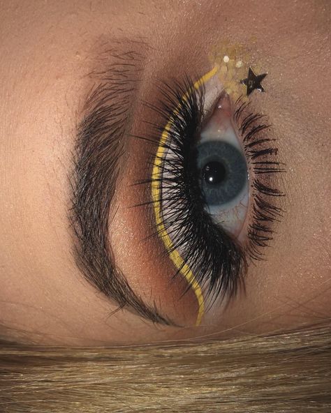 yellow eyeliner Yellow And Black Makeup, Black And Yellow Makeup, Yellow Eyeliner, Sparkle Makeup, Concert Makeup, Yellow Makeup, Midnight Rain, Star Makeup, Black Makeup