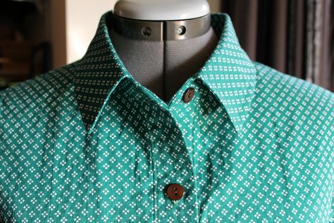 four square walls: sewing a collar: a different order Sewing A Collar, Shirt Tutorial, Sewing Collars, Sewing Tops, Sewing Shirts, Sewing Lessons, Sewing Skills, A Button, Sewing For Beginners