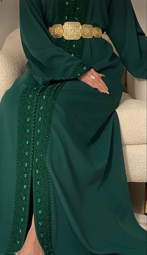 Moroccan caftan in emerald green with gemstones Emerald Green Abaya Outfit, Emerald Green Abaya, Green Abaya, Green Kaftan, Morrocan Fashion, Moroccan Kaftan Dress, Green Chiffon Dress, Abaya Outfit, Arabian Dress