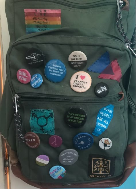 Backpack Beach Chair, Backpack Art, My Backpack, Aesthetic Backpack, Inside My Bag, Punk Patches, Unique Backpacks, Battle Jacket, Backpack Decoration