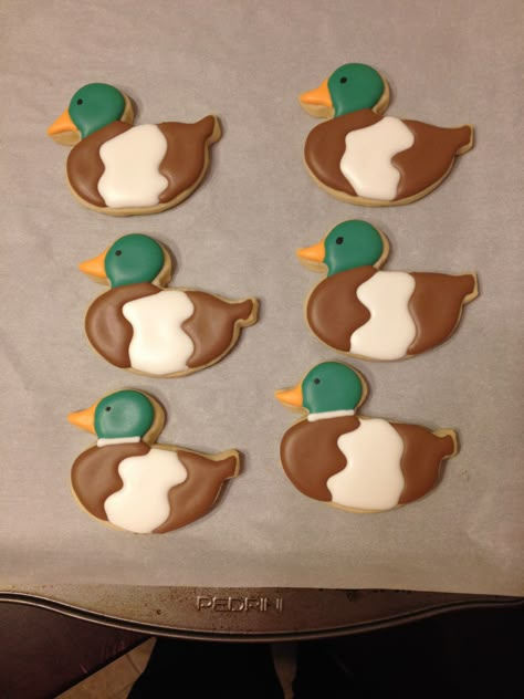 Mallard cookies. Mallard Ducks animal art portraits, photographs, information and just plain fun. Also see how artist Kline draws his animal art from only words at drawDOGS.com Fishing Cookies, Animal Sugar Cookies, Duck Cookies, One Lucky Duck, Hunting Cake, Fish Cookies, Biscuit Ideas, Duck Cake, Duck Party