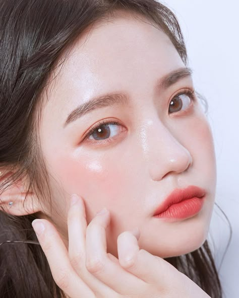 Image may contain: one or more people and closeup Makeup Ala Korea, Makeup Asia, Korean Vibes, Makeup Ulzzang, Korean Natural Makeup, Asian Makeup Looks, Kylie Makeup, Korean Makeup Look, Korean Makeup Tutorials