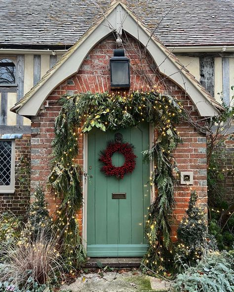 English Cottage Christmas, Snowy House, Casa Hobbit, Cottagecore Christmas, English Christmas, Cottage Christmas, Christmas Inspo, Christmas Style, House Doors