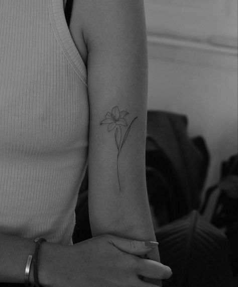 Lily Tattoo Upper Arm, Hummingbird And Lily Tattoo, Blue Water Lily Tattoo, Delicate Lily Tattoo, Single Lily Tattoo, Fineline Lily Tattoo, Lily Tattoo Fine Line, Lily Fine Line Tattoo, Minimalist Lily Tattoo