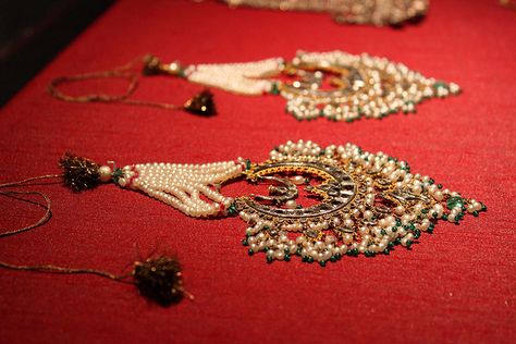 mughal+jewelry | Mughal Era Jewelry | Flickr - Photo Sharing! Mughal Fashion, Mughal Jewellery, Expensive Jewellery, Classy Jewellery, Bridal Clothes, Mughal Jewelry, Jewelry Room, Vintage Indian Jewelry, Palm Mehndi Design