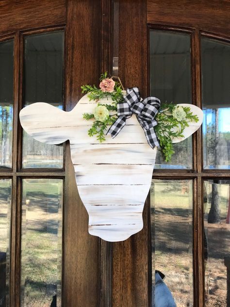 Cow Head Door Hanger, Cow Head Decor, Cow Craft, Cow House, Farmhouse Crafts, Cow Decor, Wood Door Hangers, Cow Head, Wooden Door Hangers