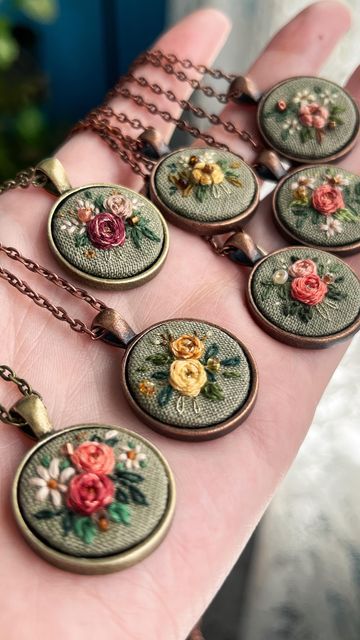 Embroidered Jewelry Diy, Embroidered Brooch Tutorial, Small Embroidery Gift Ideas, Tiny Embroidery Ideas, Modern Embroidery Ideas, Embroidered Gifts Ideas, Embroidery Charms, Embroidered Necklaces, Embroidery Pendants