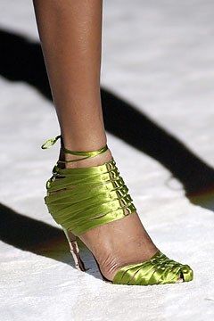 Gucci Spring 2004 Ready-to-Wear Collection by Tom Ford Cool Girl Style, Vert Turquoise, Stylish Jumpsuit, Chic Pants, New Years Dress, Plaid Fashion, Comfy Fashion, Green Shoes, Gucci Shoes