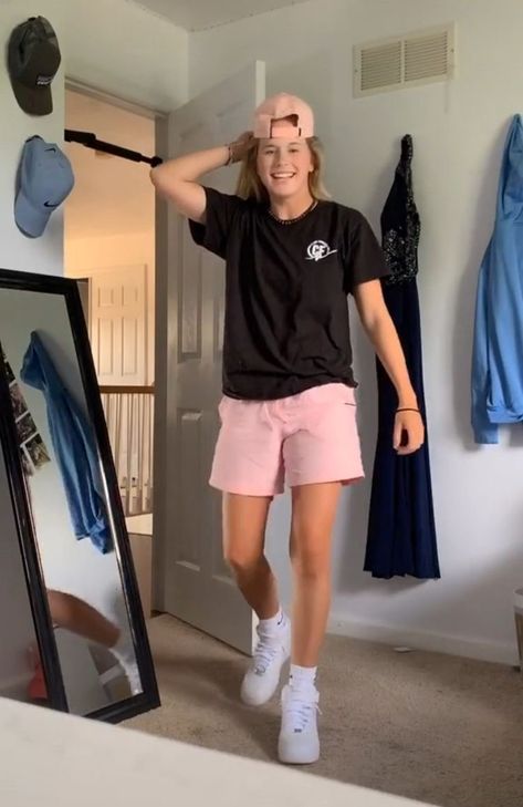 Outfit Ideas Summer Tomboy, Athletic Lesbian Outfit, Tom Boyish Outfits Summer, Shorts Tomboy Outfit, Lesbian Workout Outfits, Beach Tomboy Outfits, Outfit Ideas For Masculine Women, Masculine Lesbian Style Summer, Athletic Tomboy Outfits