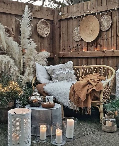 Hippy garden design ideas to make a beautiful space to enjoy and entertain friends and family Boho Patio, Boho Garden, Garden Deco, Apartment Garden, Boho Dekor, Outdoor Patio Decor, Cool Ideas, Small Patio, Decor Minimalist