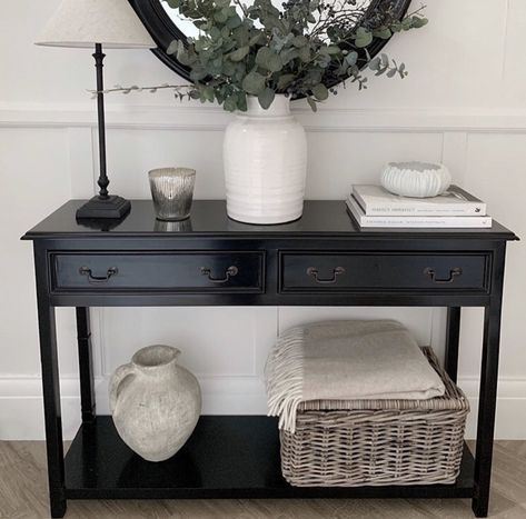 Snug Inspiration, Black Console Table Decor, Hallway Table Decor, Hallway Interior, Architecture Restaurant, Entrance Decoration, Sideboard Decor, Decor Hallway, Black Console Table