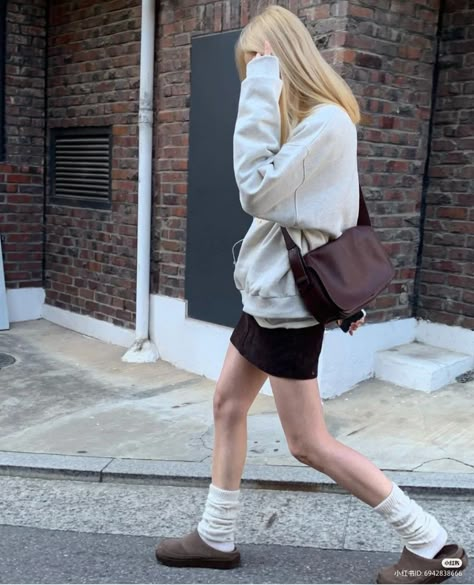 Winter Shorts Outfits, Slipper Outfit, Twilight Outfits, Slippers Outfit, Daily Outfit Inspiration, Winter Slippers, Fashion Couple, 가을 패션, Casual Style Outfits