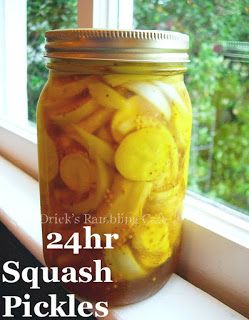 Pickled Squash Recipe, Pickled Squash, Squash Pickles, Pickled Fish, Pickled Green Beans, Canning Pickles, Pepper Recipes, Canning Vegetables, Canning Tips