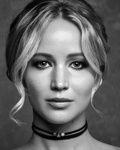 Jennifer Lawrence Photos, Famous Portraits, 얼굴 그리기, Photographie Portrait Inspiration, Portrait Photography Women, Face Photography, Celebrity Portraits, Portrait Sketches, Black And White Portraits