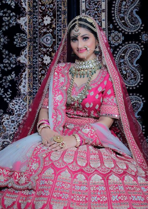 Jewellery For Pink Lehenga, Jewellery With Pink Lehenga, Hot Pink Bridal Lehenga Wedding, Hot Pink Bridal Lehenga, Contrast Jewellery, Lehenga Jewellery Ideas, Hot Pink Lehenga, Pink Bridal Lehenga, Lehenga Jewellery