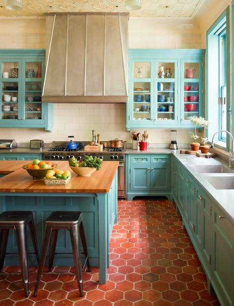 Hiasan Dalaman Dapur, Turquoise Kitchen, Kabinet Dapur, House Of Turquoise, Bohemian Kitchen, Boho Kitchen, Blue Kitchens, Trendy Kitchen, Counter Tops