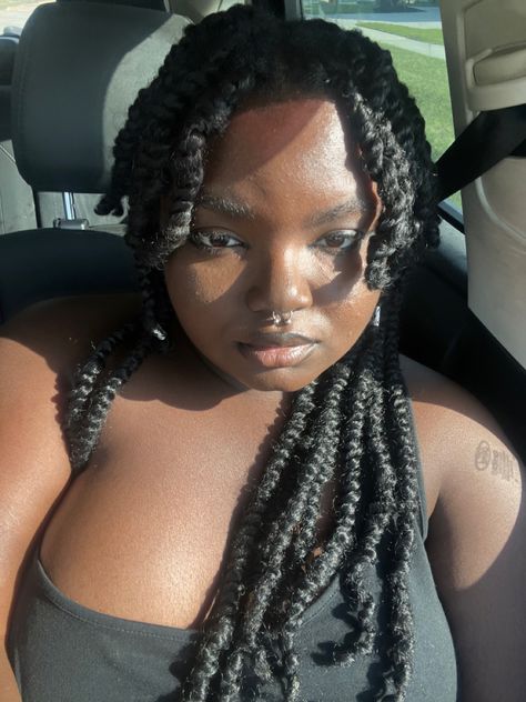 Black girl with hime cut twists Alternative Protective Hairstyles, Mullet Twists, Hime Cut Black Woman, Jellyfish Hair Braids, Twist Mullet, Mullet Braids Black Women, Loc Mullets Women, Hime Cut Braids, Jellyfish Braids