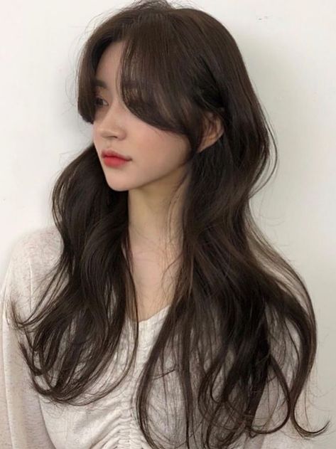 long loose waves with side bangs Side Bangs With Long Hair, Cut Side Bangs, Korean Long Hair, Korean Short Hair, Hair Stylies, Side Bangs, Long Hair With Bangs, Penteado Cabelo Curto, Hair Collection