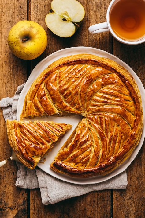 Une galette des rois gourmande et fruitée : la Galette des rois aux pommes ! Bien croustillante avec sa pâte feuilletée et sa garniture de pommes fondantes légèrement vanillées... Une recette très simple à faire à la maison, parfaite pour célébrer l'Epiphanie ! Cake With Apples, Epiphany Cake, Food Photography Lighting, Apple Galette, Apple Varieties, Cooked Apples, Apple Filling, King Cake, Photography Lighting