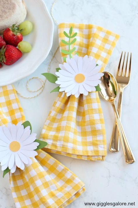 Diy Paper Daisy, Summer Table Settings, Napkin Rings Diy, Daisy Party, Bunny Napkins, Paper Daisy, Green Napkins, Berry Baskets, Flower Party